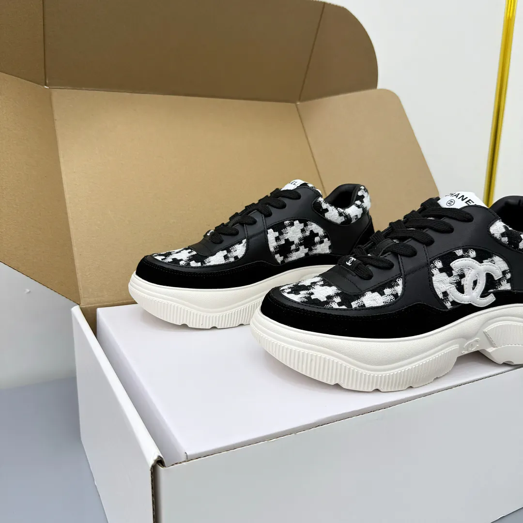 👟👟Ex-factory price 620👟👟 Chanel bread shoes ~ original calfskin panda shoes Chanel 25C latest hot style panda black and white sports shoes casual sneakers Xiaoxiang hot item classic black and white panda color coco girls must pay Fabric: original custom mixed sheepskin lining: original imported breathable mesh lining outsole: Original molded rubber + TPU combination Size: Women's 35-41